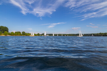 Obraz premium Sailing on a lake on a sunny day
