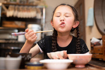 自宅で食事をする女の子