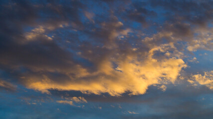Naklejka na ściany i meble Somptueuses teintes opposées dans le ciel, durant le coucher du soleil