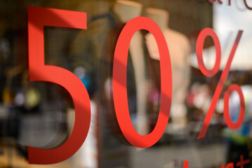 Prozent Prozente Rabatt Verkauf Angebot in Schaufenster Laden Geschäft Einzelhandel