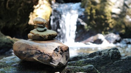 Steine vorm Wasserfall