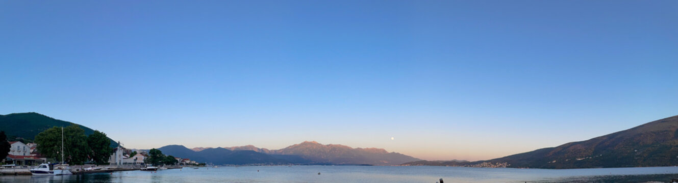 Atardecer de super luna entre el mar y la montagna. Belleza natural