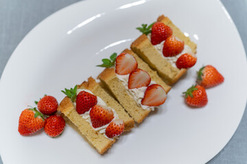 白いお皿に盛り付けられた苺のシフォンケーキサンド