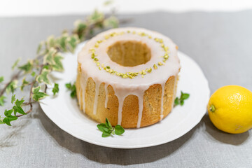 白いお皿に盛り付けられたウィークエンドシトロン