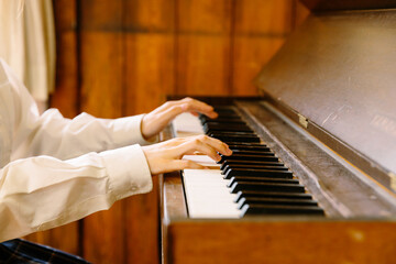 ピアノ　女性　手