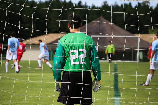 Goleiro em partida de futebol