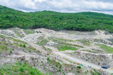 Fototapeta na wymiar ダムの建設現場。山の切り崩し。