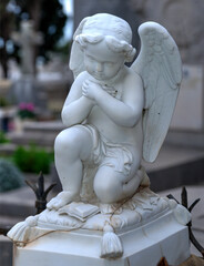 Angelot sur une tombe dans le cimetière marin de Sète, Hérault, France