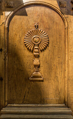 Sculpture sur la porte de l'église de Simiane-la-Rotonde, Alpes-de-Haute-Provence, France