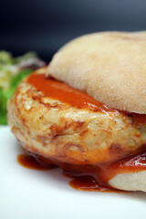 Bocadillo de tortilla de patatas española con tomate