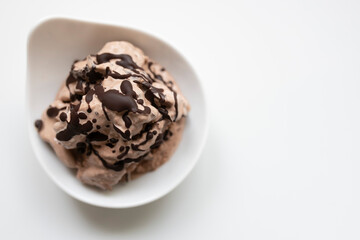 selbstgemachtes Schokoladeneis mit Ahornsirup und Schokoladenstückchen, Hintergrund weiß