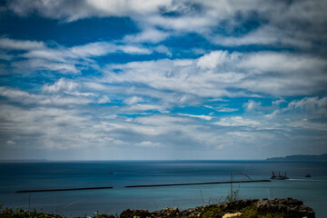 沖縄の城址と海と空を眺める