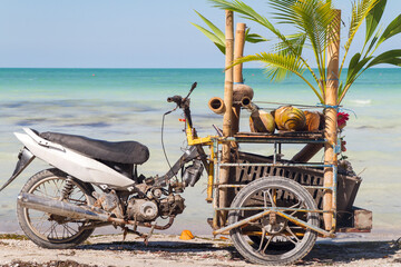 Moto con fruta en la playa de la isla de Holbox, estado de Quintana Roo, pais de Mexico o Mejico en la Rivera Maya o Riviera Maya en la peninsual de Yucatan