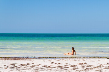 Fototapeta na wymiar Mujer en la playa de la isla de Holbox, estado de Quintana Roo, pais de Mexico o Mejico en la Rivera Maya o Riviera Maya en la peninsual de Yucatan