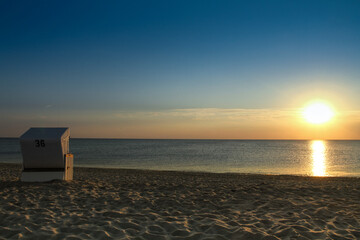 Kosz plażowy na plaży na tle błękitnego morza w słoneczny dzień wakacji © Jan