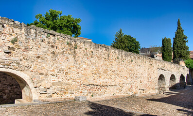 Muro de piedra con arcos acueducto en lo alto de la ciudad de Segovia, España