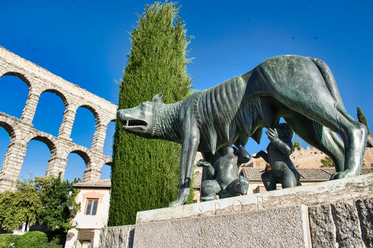 Loba capitolina o Luperca amamantando a R&oacute;mulo y Remo mirando el acueducto de Segovia, Espa&ntilde;a, mitolog&iacute;a romana