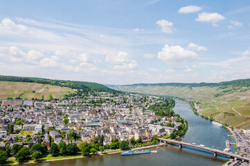Naklejka premium Bernkastel, Bernkastel-Kues, Mosel, Weinberge, Burg, Landshut, Altstadt, Altstadthäuser, Moselufer, Fluss, Schifffahrt, Frühling, Rheinland-Pfalz, Deutschland
