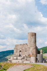 Naklejka premium Bernkastel, Burgruine, Landshut, Weinberge, Mosel, Moselufer, Altstadt, Altstadthäuser, Fluss, Schifffahrt, Frühling, Rheinland-Pfalz, Deutschland