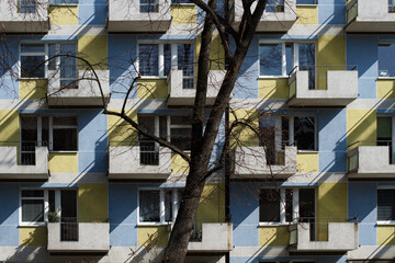 Kamienica z balkonami w mieście. © Jan