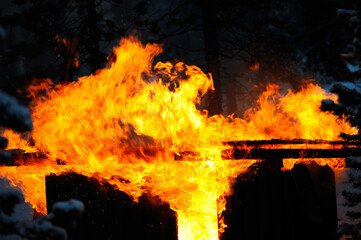Obraz premium Burning shed, fierce fire flames