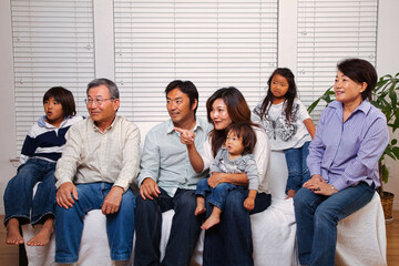 Obraz premium Japanese 3rd generation family relaxing in the living room
