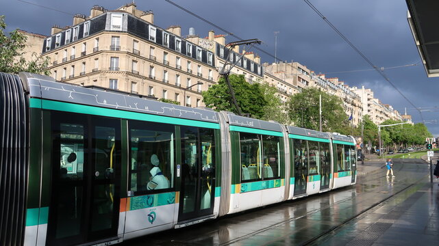 Transport urbain dans les rues de la ville de Paris, tramway RATP de la ligne de tram T3 à la station Porte de Versailles – mai 2021 (France)