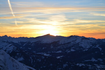 Ein Sonnteruntergang hinter dem Gebirge