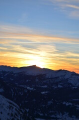 Fototapeta premium Ein Sonnteruntergang hinter dem Gebirge