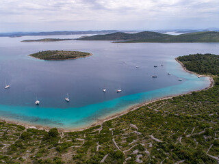 Obraz premium Croatian islands and sailing ships from drone view
