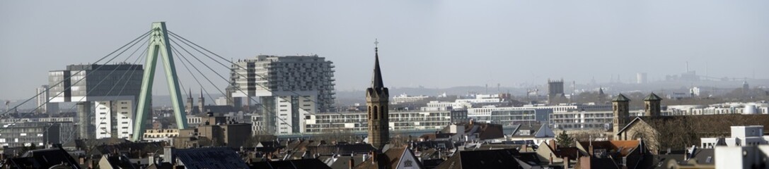 Panoramablick über Köln mit Severinsbrücke und Kranhäusern