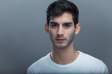 Obraz premium Retrato de estudio de joven con mirada desafiante
