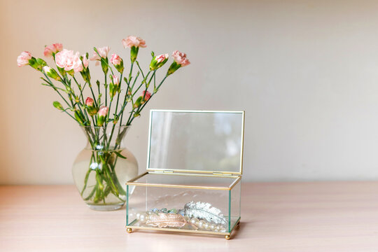Jewelry box with glass vaze with pink flovers