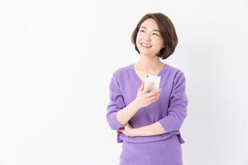 スマホを見る女性