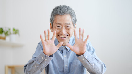 手を振る高齢の男性