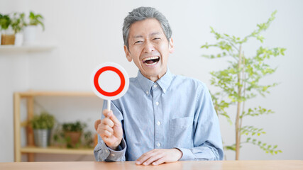 正解のフリップを出す高齢の男性