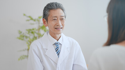 高齢の男性医師イメージ　笑顔
