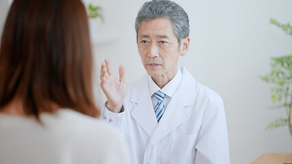 高齢の男性医師　険しい表情