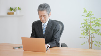 高齢のビジネスマンイメージ　資料作成
