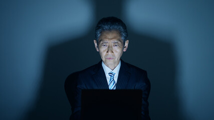 残業する高齢ビジネスマンイメージ