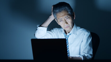 残業する高齢ビジネスマンイメージ
