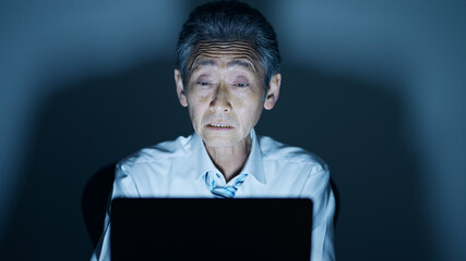 残業する高齢ビジネスマンイメージ