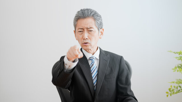 高齢のビジネスマンイメージ　叱る