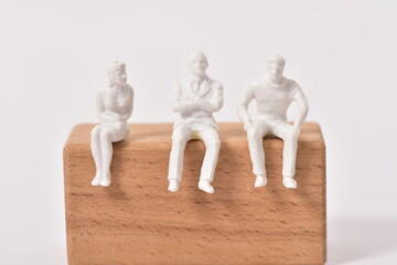 積木に座るミニチュア人形