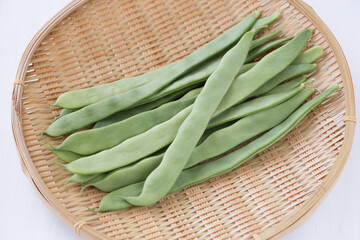 ざるに盛られた平鞘隠元
