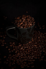 Granos de cafe en una taza 