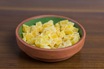 cuenco marrón con pomelo deshidratado con fondo de madera