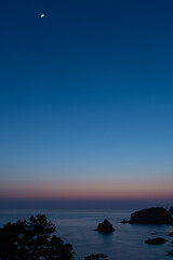 残照に浮かぶ月