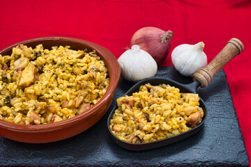 Fotografie von einer Pfanne gefüllt mit Paella, einem spanischen Reisgericht.