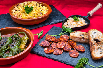 Fotografie von verschiedenen Tapas auf Schieferplatten.